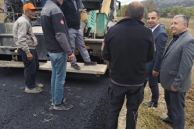 Yenipazar’da yol çalışmalarına Kaymakam Uçar’dan destek