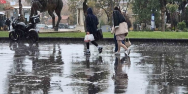 Tekirdağ’da sağanak yağışta vatandaşlar kaçacak yer aradı