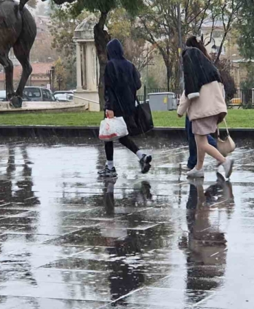 Tekirdağ’da sağanak yağışta vatandaşlar kaçacak yer aradı