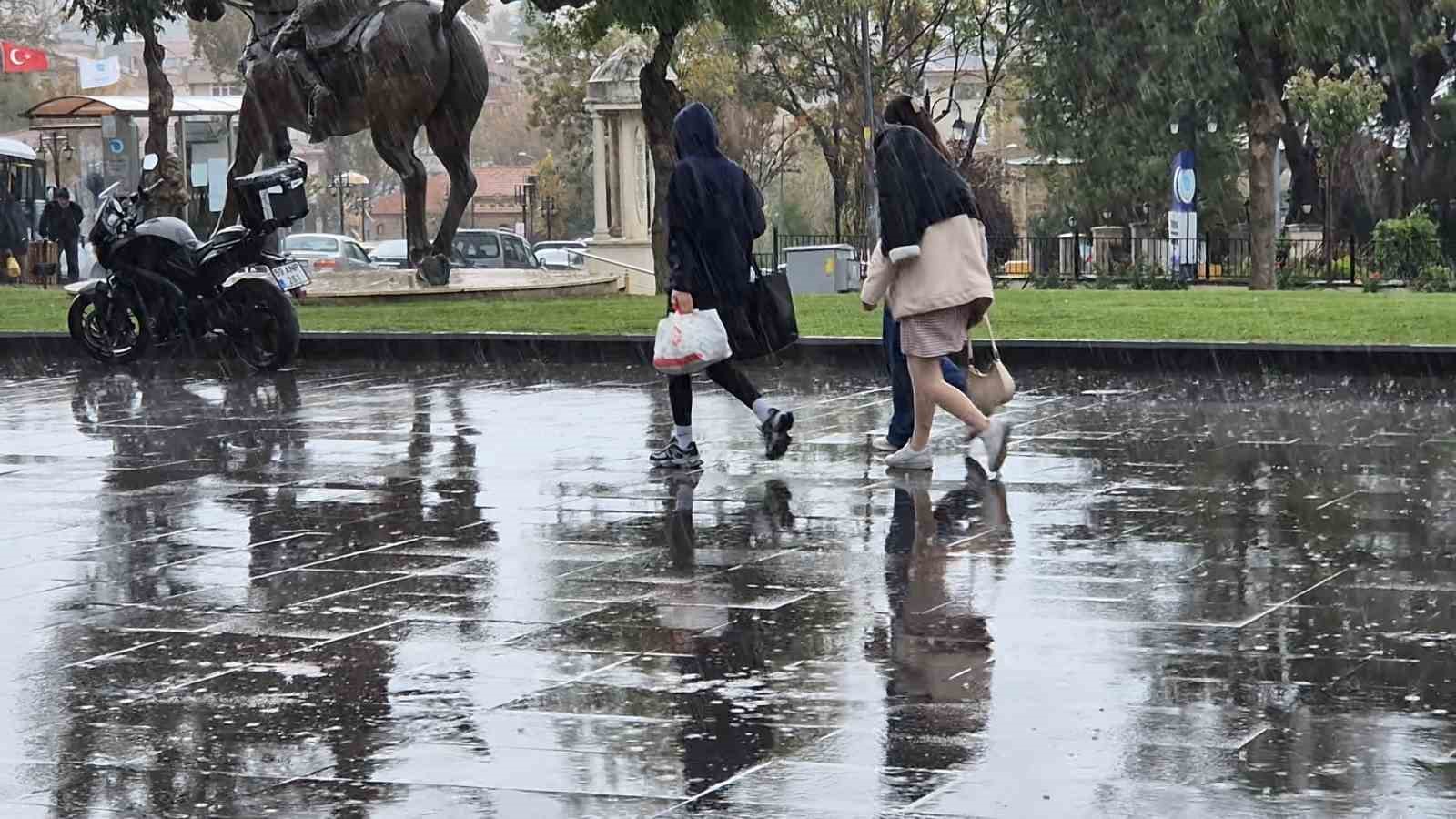 Tekirdağ’da sağanak yağışta vatandaşlar kaçacak yer aradı