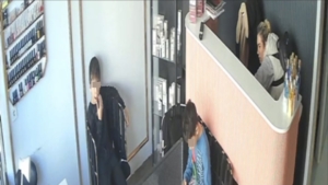 Sultangazi’de hırsızlık yapan kadın kendisini uyaran çocukları itip kaçtı