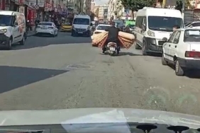 Motosikletle tehlikeli taşımacılık kamerada