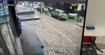 Bursa’da otobüs ve kamyonetin altında kaldılar