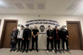 Düğün aracı süsü verilen otomobilden 5 kaçak göçmen çıktı