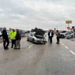 Balıkesir’de polis aracı otomobille çarpıştı: 3 yaralı