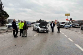 Balıkesir’de polis aracı otomobille çarpıştı: 3 yaralı