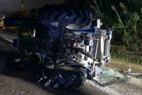 Gönen’de otomobil traktöre çarptı: 2 yaralı