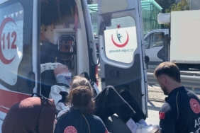 Kadıköy’de kadın sürücü sapağı kaçırdı: Motosikletli yaralandı