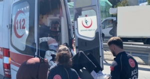 Kadıköy’de kadın sürücü sapağı kaçırdı: Motosikletli yaralandı