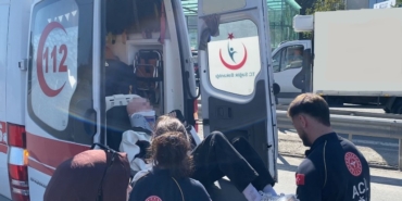 Kadıköy’de kadın sürücü sapağı kaçırdı: Motosikletli yaralandı