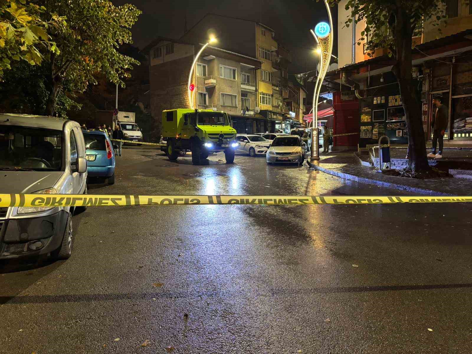 Sokak ortasında cinayet kamerada: Jiletle çevreye rahatsızlık veren şahıs silahla vuruldu