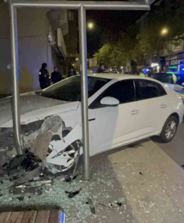 Tekirdağ’da polisten kaçan alkollü sürücü durağa daldı
