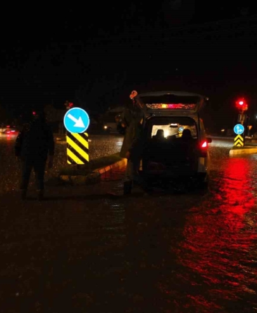 Burhaniye’de sağanak yağış yolları göle çevirdi