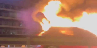 Pendik’te seyir halindeki otomobil alev alev yandı