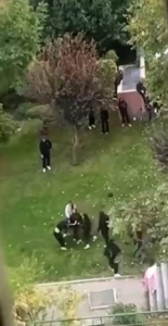 Başakşehir’de lise öğrencileri birbirine girdi: Tekmeler havada uçuştu