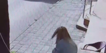 Maltepe’de yolun karşısına geçen kadına minibüs çarptı: Kaza anı kamerada