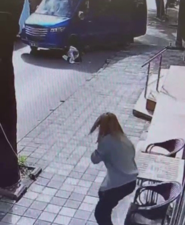 Maltepe’de yolun karşısına geçen kadına minibüs çarptı: Kaza anı kamerada