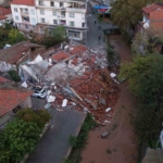 Sındırgı depreminde çöken binalar sabahın ilk ışıklarıyla böyle görüntülendi