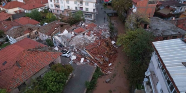Sındırgı depreminde çöken binalar sabahın ilk ışıklarıyla böyle görüntülendi