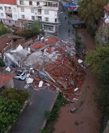 Sındırgı depreminde çöken binalar sabahın ilk ışıklarıyla böyle görüntülendi
