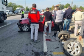 Cip ile çarpışan otomobilin arka tekerlekleri yola fırladı: 2 yaralı