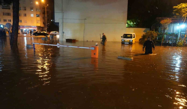 Balıkesir’de sağanak yağış ve lodos hayatı olumsuz etkiledi