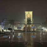 Taksim Meydanı ve İstiklal Caddesi’nde gece saatlerinde yağmur etkili oldu