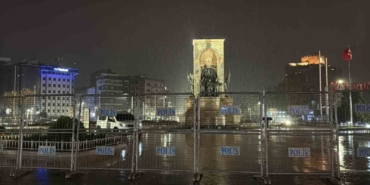 Taksim Meydanı ve İstiklal Caddesi’nde gece saatlerinde yağmur etkili oldu