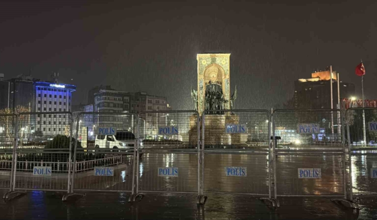 Taksim Meydanı ve İstiklal Caddesi’nde gece saatlerinde yağmur etkili oldu