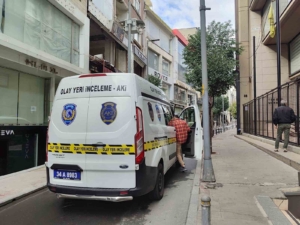 Şişli’de 4 katlı binada çıkan yangında 1 kişi yanarak hayatını kaybetti