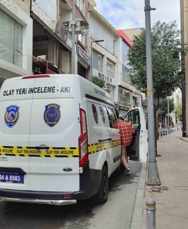 Şişli’de 4 katlı binada çıkan yangında 1 kişi yanarak hayatını kaybetti