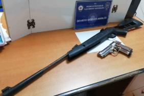 Keşan’da polisin durdurduğu şüphelinin üzerinden havalı tüfek ve kurusıkı tabanca çıktı