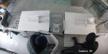 Başakşehir’de AVM içindeki kuyumcu 4 dakikada soyuldu