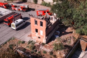 Fatih’te metruk bina çöktü: Enkazda arama çalışması yapılıyor