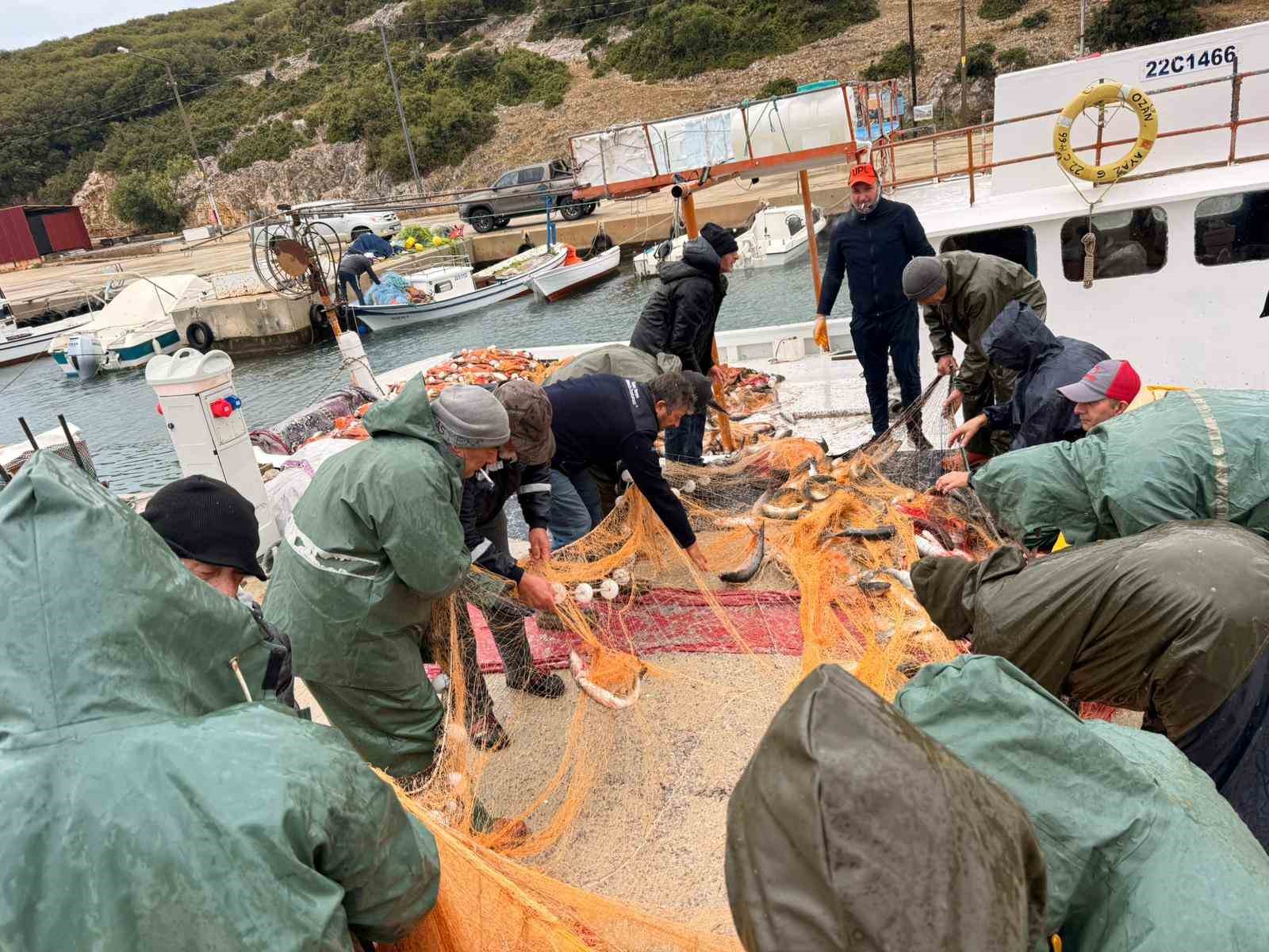 Saros Körfezi’nde denize açılan balıkçıların ağları kefal ile doldu