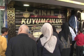 Kuyumcu altınları alıp kaçtı, vatandaşlar dükkanı yağmalamaya çalıştı