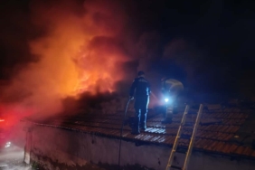 Bursa’da 4 dükkan alevlere teslim oldu