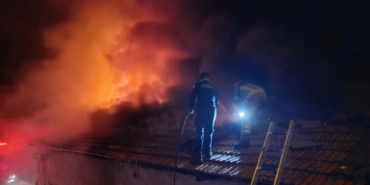 Bursa’da 4 dükkan alevlere teslim oldu