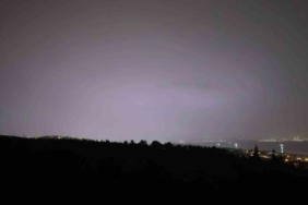 Kocaeli’de şimşekler adeta geceyi gündüze çevirdi