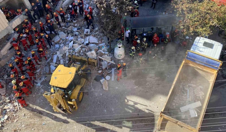 Çöken binadaki eczacı: "Belki enkaz altında biz de kalmış olacaktık"