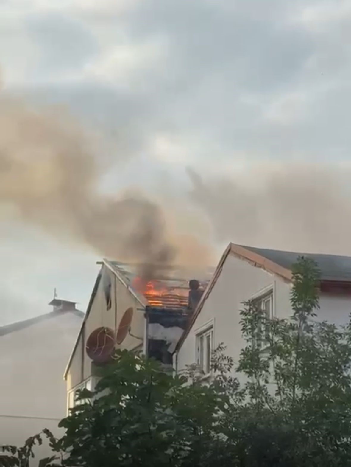 Kocaeli’de çatı yangını korkuttu