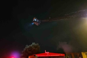 Fatih’te metruk binada çıkan yangın kafeye sıçramadan söndürüldü
