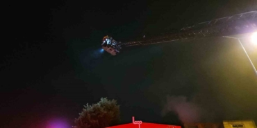 Fatih’te metruk binada çıkan yangın kafeye sıçramadan söndürüldü