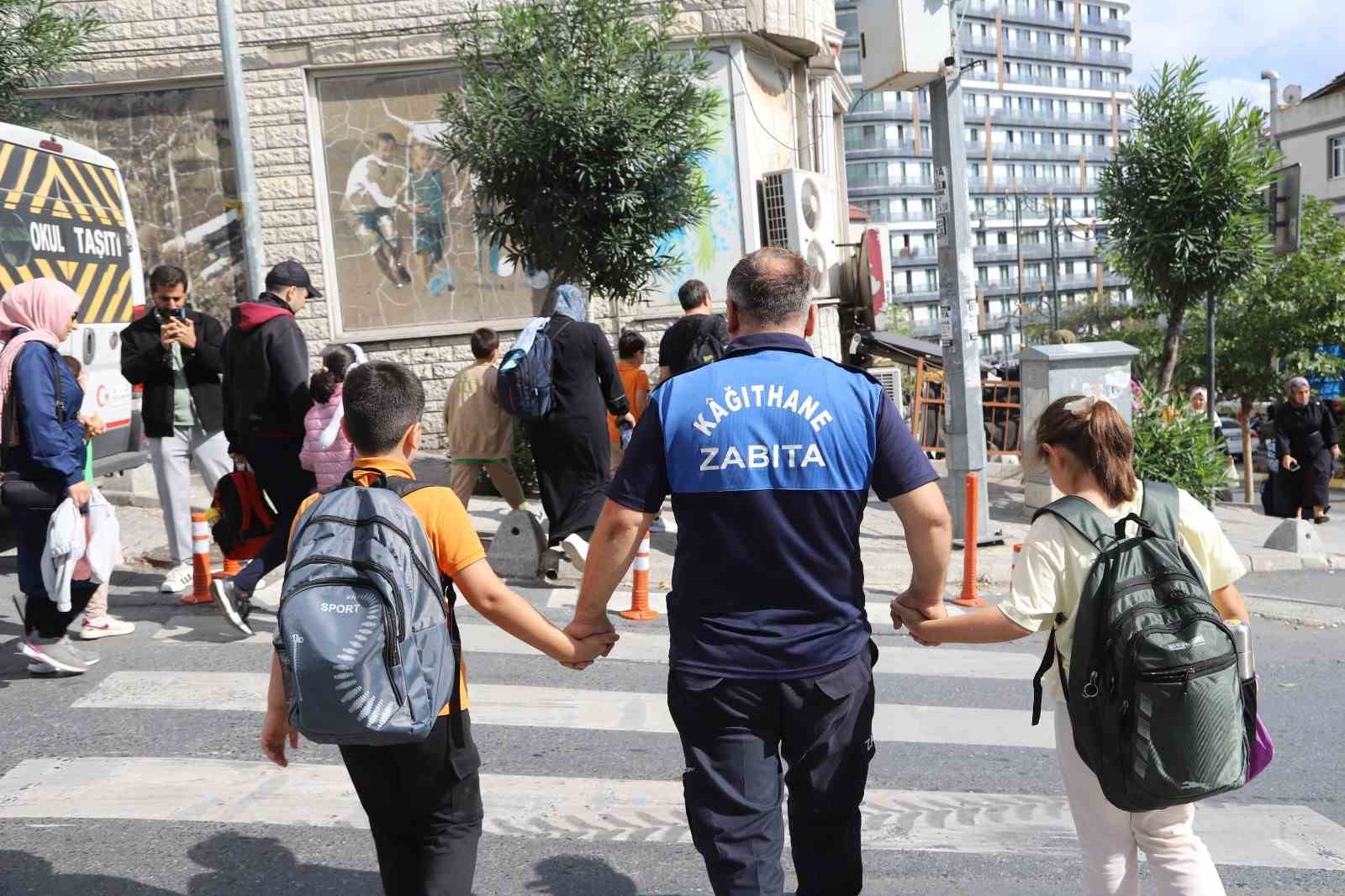 Kağıthane’de çocukların güvenliği için okul önlerinde denetimler sıklaştırıldı