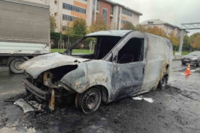 Bayrampaşa’da alev alev yanan araçtan geriye demir yığını kaldı