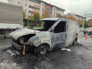 Bayrampaşa’da alev alev yanan araçtan geriye demir yığını kaldı