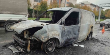 Bayrampaşa’da alev alev yanan araçtan geriye demir yığını kaldı