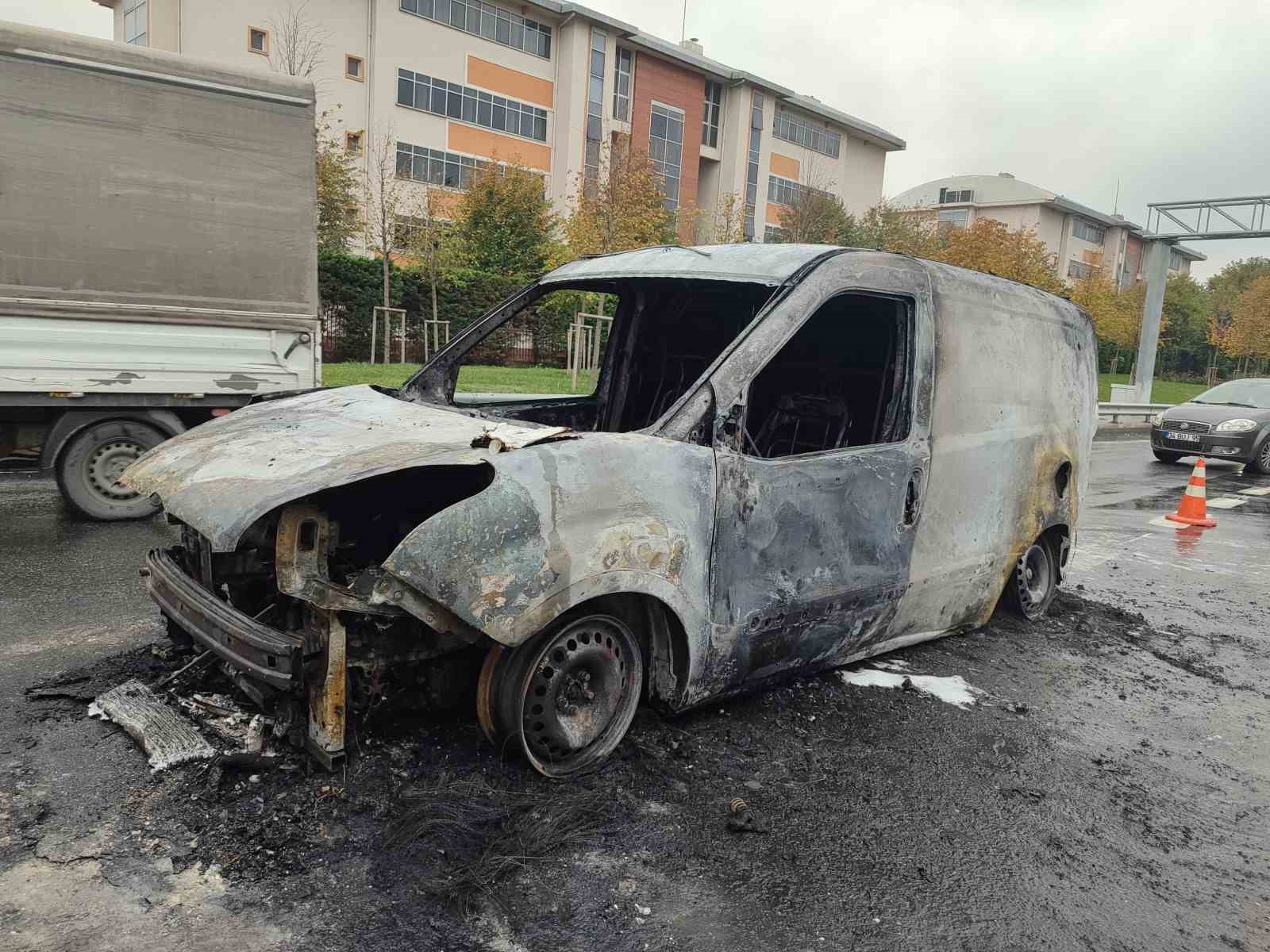 Bayrampaşa’da alev alev yanan araçtan geriye demir yığını kaldı