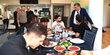 Beşiktaş Başkanı Serdal Adalı, Fenerbahçe derbisi öncesi futbol A takımıyla buluştu