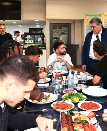 Beşiktaş Başkanı Serdal Adalı, Fenerbahçe derbisi öncesi futbol A takımıyla buluştu